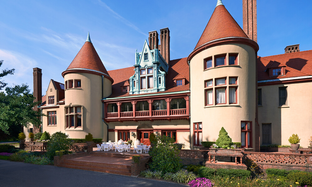 Coindre Hall, первоначально называвшийся West Neck Farm, представляет собой особняк площадью 80 000 квадратных футов (7400 м2) с 40 комнатами в стиле средневекового французского замка, построенный в 1912 году для фармацевтического магната Джорджа МакКессона Брауна.