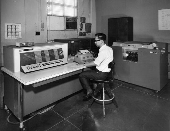 Земельное бюро Филиппин использует систему IBM 1620. 1620 была одной из самых компактных и портативных компьютерных систем IBM. Филиппины, 1966 г. (ibm.com)