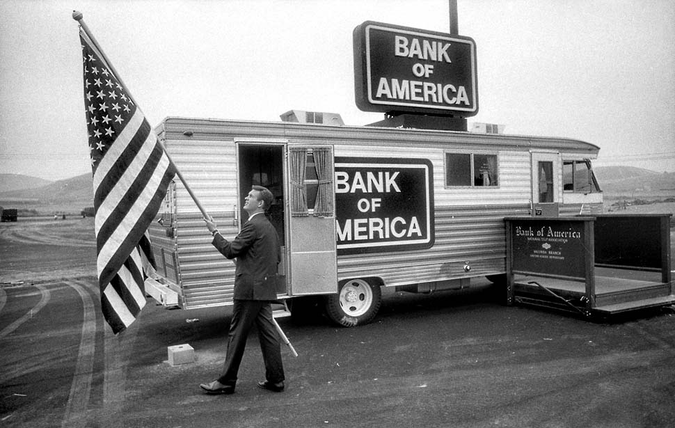 Bank of America буквально становится мобильным. Фотография 1967 года. Автомобиль был укомплектован привинченным к полу сейфом и тремя кассирами.