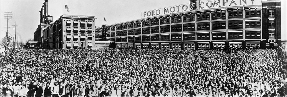 12 000 сотрудников компании Ford Motor. Детройт, штат Мичиган. Наибольшее количество сотрудников, когда-либо собиравшихся перед камерой.