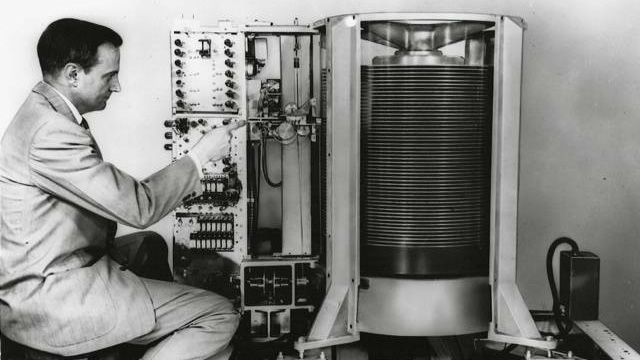 Первый жесткий диск IBM 1956 года.