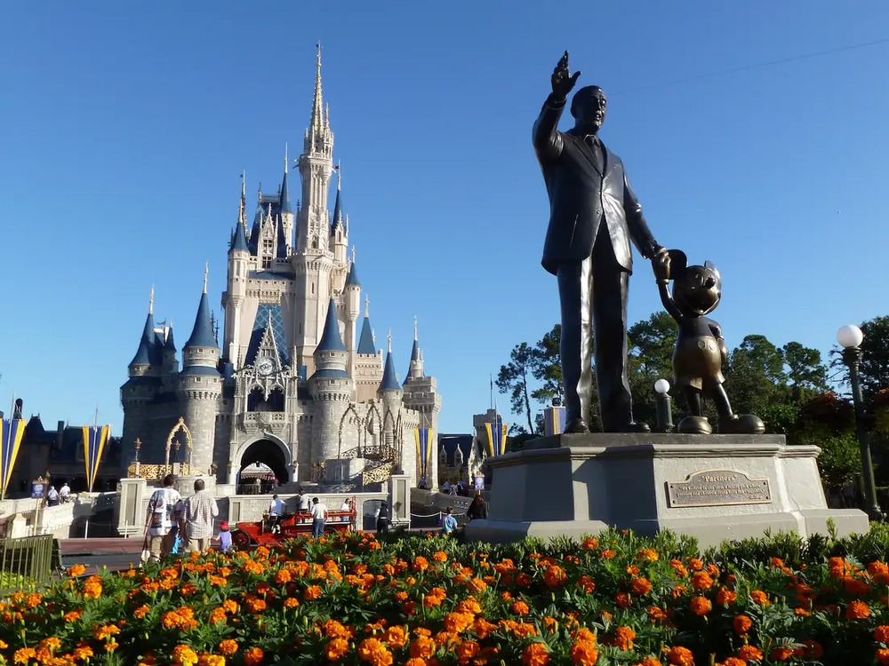 Cinderella Castle - домашний сказочный замок Золушки и символ в центре двух тематических парков Диснея: