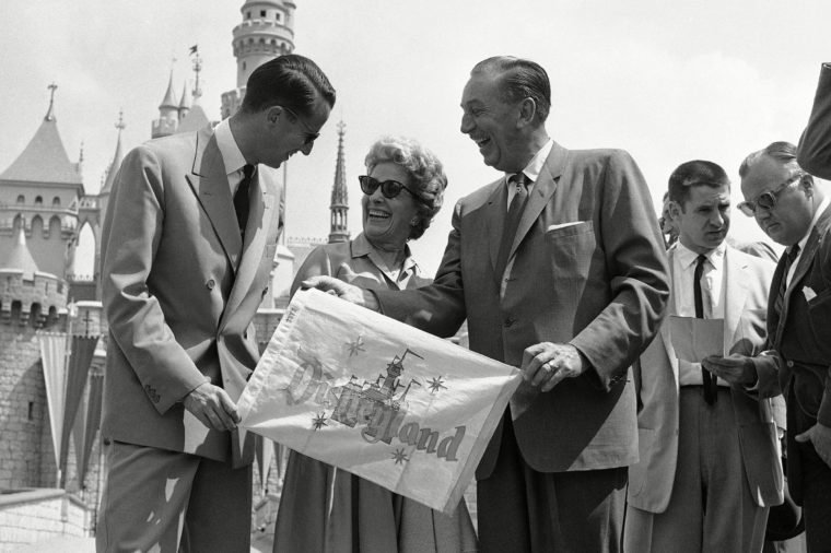 Для всех посетителей Диснейленд открылся 18 июля 1955 года, а накануне, 17 июля, состоялся так называемый «международный обзор для прессы», куда можно было попасть только по приглашениям.